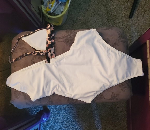 One piece swimsuit - Picture 2 of 2